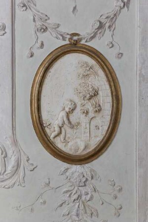 Stuckreliefs mit Puttendarstellungen — Blumenpflückender Putto