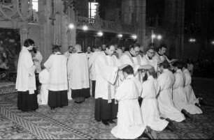 Freiburg: Priesterweihe im Münster, Priester segnen Diakone reihum