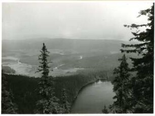Nová Pec (deutsch: Neuofen), Blick auf den Plešné jezero (deutsch: Plöckensteinsee)