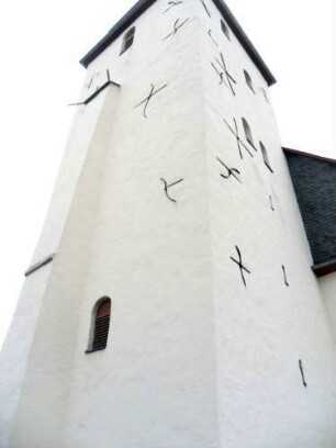 Stadtkirche - Kirchturm (romanische Gründung) von Südwesten mit Strebepfeiler im Westen