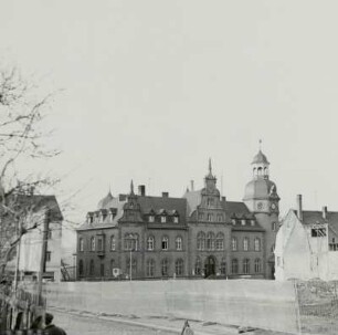 Glauchau, Blick über ein Baugrundstück auf das Postamt