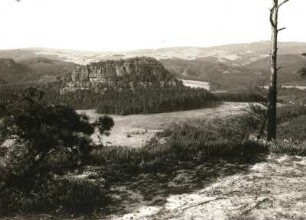Elbsandsteingebirge. Blick vom Hinteren Raubschloß zum Lorenzstein nach Nord. Im Vordergrund Kiefer-Heidevegetation der Gipfelfläche. Hinten rechts der Tanzplan bei Sebnitz