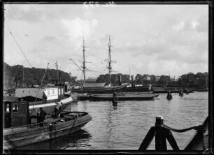 Blick über einen Hafen