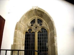Langhaus Ostseite - gotische Erweiterung mit Maßwerkfenster im Detail