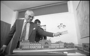 Gütenbach: Faller Spielwaren, Herr Faller und Designer mit verschiedenen Modellen