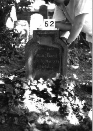 Grabstein 52 (Index: 100081695) Material: Sandstein Zustand: gut Maße HxBxT: 66x45x21 cm Beschreibung: Stele, Rundbogenabschluß, rechteckig erhöht, Schriftfeld eingetieft: Grabstein 52