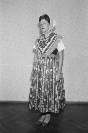Junge Frau in Hoyerswerdaer Tracht : Młodostna we Wojerowskej drasće : Bautzen / Budyšin
