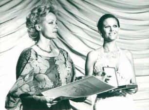IFF 1975. Preisverleihung. Sylvia Syms, Claudia Cardinale