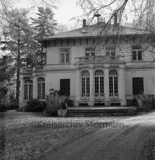 Villa Manhagen: vorn Rasen und Weg: hinten Bäume: Winter