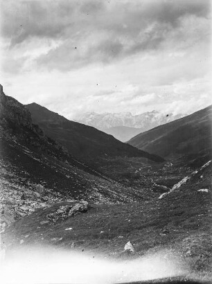 Talblick : Blick in ein Tal mit hohen Bergen im Hintergrund