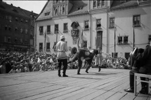 Meißen-Altstadt, Markt. Veranstaltung zum Jubiläum 250 Jahre Meißner Porzellan auf einer Freilichtbühne