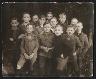 Kindergruppe : Portrait einer Knabengruppe. Rückseite beschriftet mit Schröder, Ebert, Dörfelt, Schmalfuß