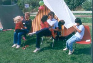Bad Münstereifel. Zeltlager "Väter zelten mit Kindern". Väter beschäftigen sich mit ihren Kindern vor dem Zelt