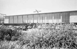 Wien: neuer Westbahnhof, mit Blumen im Vordergrund