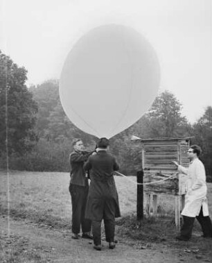 Radebeul-Wahnsdorf, Altwahnsdorf 12. Wetterwarte. Drei Mitarbeiter starten einen Wetterballon mit Radiosonde
