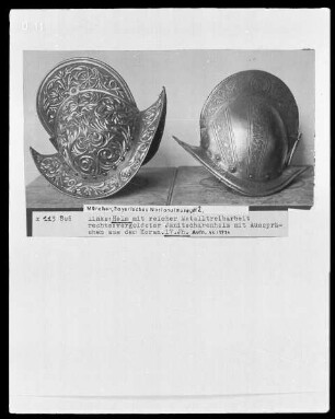 Links: Helm mit reicher Metalltreibarbeit, rechts: Vergoldeter Janitscharenhelm mit Aussprüchen aus dem Koran