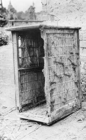 Bienenzucht in Geierswalde : Handwerkstechniken - Bienenzucht und Wachszieherei. Ort: Lejno / Geierswalde. Bienenstock.