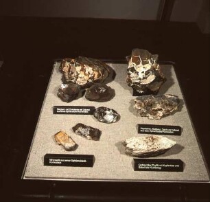 Vitrine mit Gesteinen. Oelsnitz: Bergbaumuseum