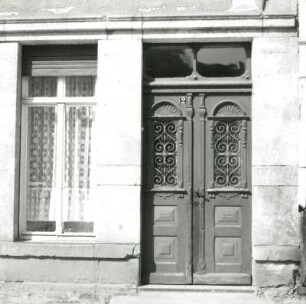 Oederan, Altmarkt 2. Wohnhaus mit Ladeneinbau. Fenster (Erdgeschoß) und Haustür