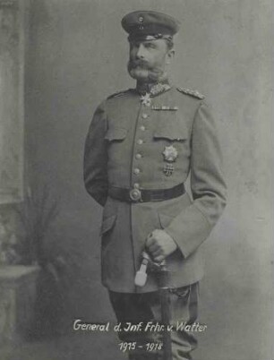 Freiherr Theodor von Watter, General der Infanterie, Kommandeur des XIII. Armeekorps von 1915-1918, stehend, in Uniform mit Orden pour le mérite, Bild in Halbprofil
