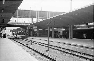 Heidelberg: Bahnsteig und Gleise im neuen Hauptbahnhof