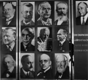 Ausstellungstafel mit den deutschen Nobelpreisträgern im Deutschen Pavillon auf der Weltausstellung 1958 in Brüssel