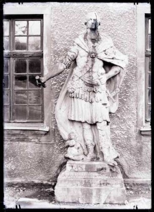 Schloß; Steinfiguren