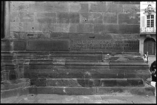 Gotische Inschrift am Freiburger Münster