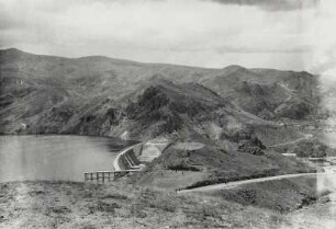 Stausee in den Bergen. Blick auf die Staumauer