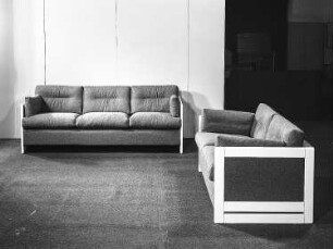 Sitzgruppe : Dresden-Hellerau. VEB Deutsche Werkstätten Hellerau. Hausmesse, 1986. Sitzgruppe. Holz, Polsterung mit Mischgewebebezug (1986; VEB Möbelkombinat Dresden-Hellerau)