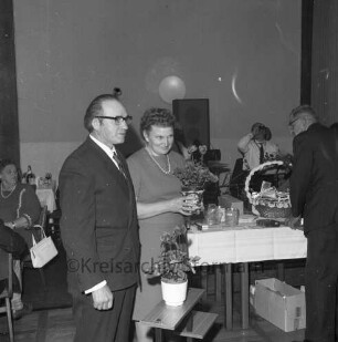 Deutscher Siedlerbund: Kreisverband Stormarn: Bad Oldesloe: Oldesloer Hof: Kleingartensiedlungswettbewerb: Ehrenpreissieger Hugo Lange und seine Frau beim Erntedankfest