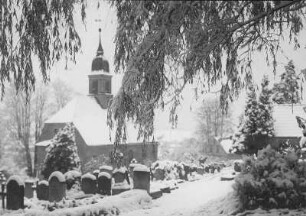 Langenhennersdorf : Langenhennersdorf. Ortskern (Mitteldorf) mit evangelischer Pfarrkirche. Blick nach Südosten gegen Panoramahöhe bei Hermsdorf