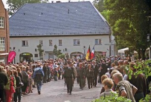 Kindervogelschießen: Umzug an der Hude