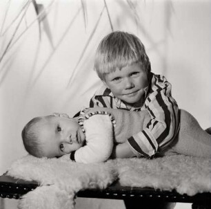 Fotografie von zwei Jungen im Atelier
