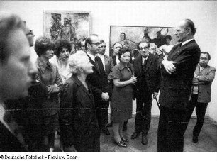 Dresden-Altstadt. Albertinum. VII. Kunstausstellung der DDR, 05.10.1972-25.03.1973. Raumaufnahme mit Ausstellungsbesuchern und Joachim Uhlitzsch, Direktor der Galerie Neue Meister, während einer Führung