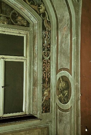 Fensterrahmung mit weiblicher Maske, Greifvögeln, Schlangen, Hasen, Putten und Katzen