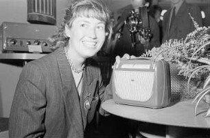 Leipziger Herbstmesse 1951 : Messebesucherin mit einem Kofferradio