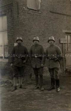 Soldaten mit Stahlhelmen