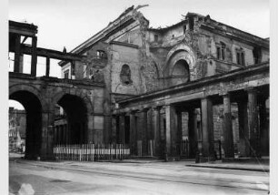 Blick auf das zerstörte Neue Museum, den Übergang zum Alten Museum und die Kolonnaden