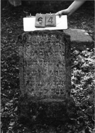 Grabstein 64 (Index: 99790622) Maße HxBxT: 80x44x19 cm: Grabstein 64