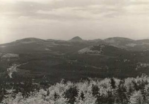 Nordböhmen. Blick vom Tannenberg (779 m) nach Süden. Im Hintergrund der Kleis (755 m)