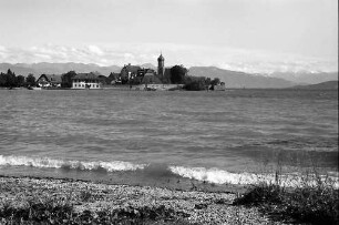 Wasserburg: Blick auf See, Halbinsel und Berge