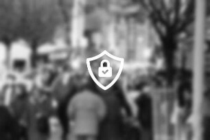 Verkaufsoffener Sonntag: Hindenburgstraße: zahlreiche Passanten, Jahrmarktstand: im Hintergrund Einmündung in Mühlenstraße, Kaufhaus Mohr: 8. März 1999