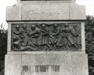 Denkmal der Roten Armee : Denkmal der Roten Armee. Granit, Bronzeguß (1946; O. Rost). Relief mit Soldaten beim Angriff. Dresden-Neustadt, Albertplatz