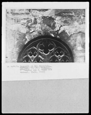 Ostseite: Maßwerk am 1. Fenster von Süden.