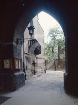 Fassade der katholischen Pfarrkirche Hirschberg mit Balkon