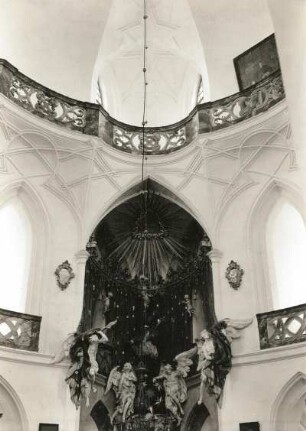 Žďár nad Sázavou (Saar). Wallfahrtskirche St. Nepomuk (1719-1722, J. B. Santini-Aichl) auf dem Grünen Berg (Zelená Hora). Altar und Emporen
