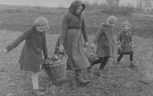 "Viele Steine gabs und wenig Brot" - Kleinbäuerin und Kinder beim Steine aufsammlen auf dem Feld : Kleinbäuerin und Kinder beim Steine aufsammlen auf dem Feld