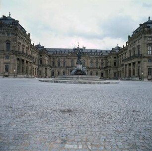 Würzburger Residenz. Ansicht der Ehrenhofseite mit Frankoniabrunnen