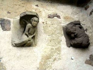 Dagobertshausen-Evangelische Kirche - Chor von Süden-vermauerte Figuren (Spolien des Vorgängerbaues) in vollplastischer Steinmetzarbeit